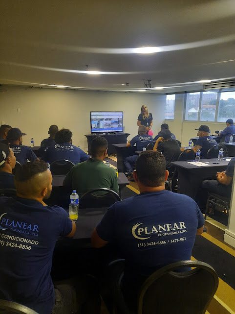 Equipe técnica da Planear Engenharia em treinamento